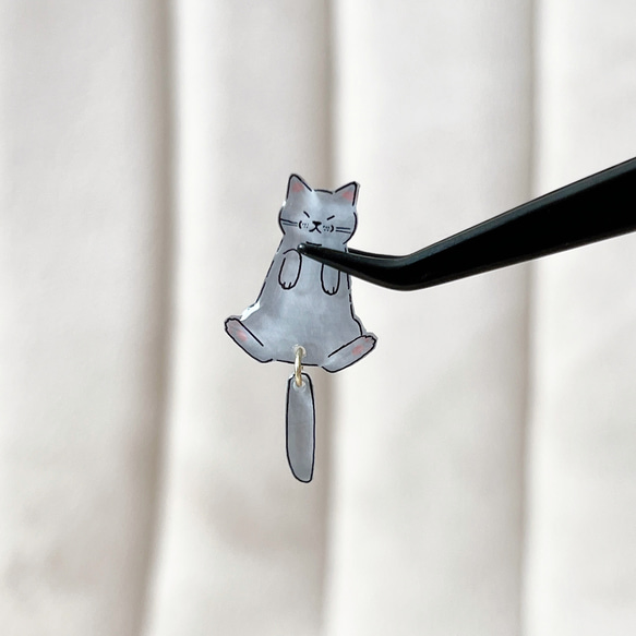揺れるしっぽの猫ピアス　ロシアンブルー 3枚目の画像