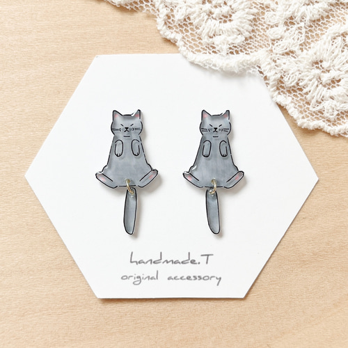 揺れるしっぽの猫ピアス キジ白猫 ピアス（スタッド・一粒