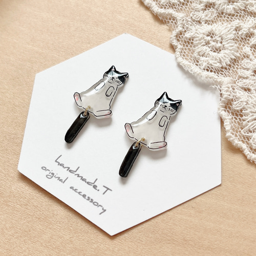揺れるしっぽの猫ピアス ハチワレ猫 ピアス（スタッド・一粒
