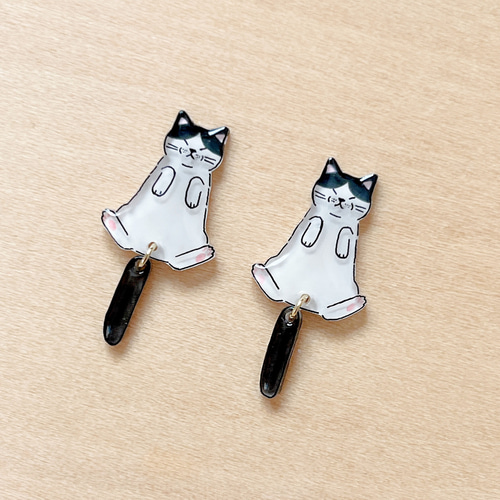 ちまっと♡ハチワレ猫ちゃん風 しっぽゆらゆら♡ピアス