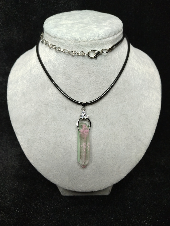 天然水晶ナチュラルポイント　グリーン・ピンク染色フロストタイプ　ネックレス 3枚目の画像
