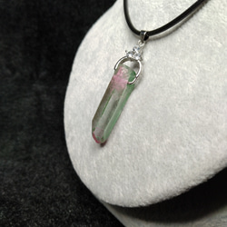 天然水晶ナチュラルポイント　グリーン・ピンク染色フロストタイプ　ネックレス 4枚目の画像