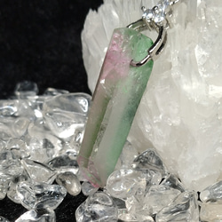 天然水晶ナチュラルポイント　グリーン・ピンク染色フロストタイプ　ネックレス 2枚目の画像