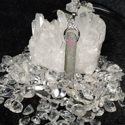 天然水晶ナチュラルポイント　グリーン・ピンク染色フロストタイプ　ネックレス 1枚目の画像