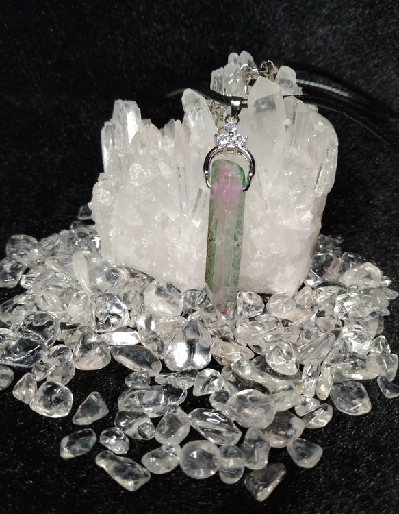 天然水晶ナチュラルポイント　グリーン・ピンク染色フロストタイプ　ネックレス 1枚目の画像