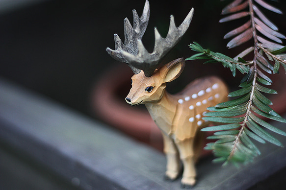 梅花鹿の手作り木彫り実木の動物の小鹿の飾り、新年の贈り物長寿と繁栄を象徴しています 9枚目の画像