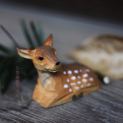 梅花鹿の手作り木彫り実木の動物の小鹿の飾り、新年の贈り物長寿と繁栄を象徴しています 5枚目の画像