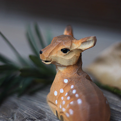 梅花鹿の手作り木彫り実木の動物の小鹿の飾り、新年の贈り物長寿と繁栄を象徴しています 10枚目の画像