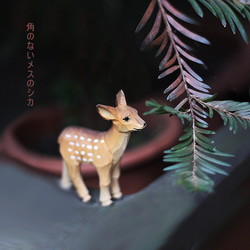 梅花鹿の手作り木彫り実木の動物の小鹿の飾り、新年の贈り物長寿と繁栄を象徴しています 4枚目の画像