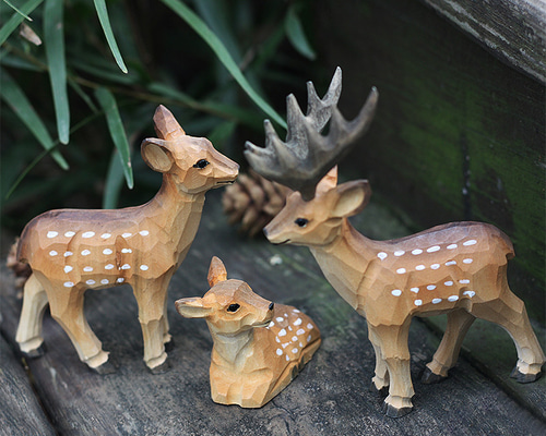 梅花鹿の手作り木彫り実木の動物の小鹿の飾り、新年の贈り物長寿と繁栄