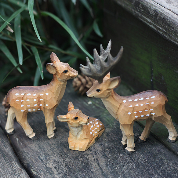 梅花鹿の手作り木彫り実木の動物の小鹿の飾り、新年の贈り物長寿と繁栄を象徴しています 1枚目の画像