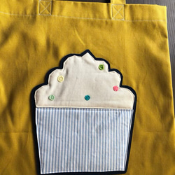布とフェルトのトートバッグ【カップケーキ】 2枚目の画像