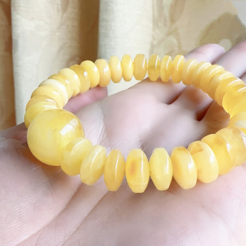 バルト海の天然蜜蝋、琥珀、黄金のツイストハニーアンバー、暖かく