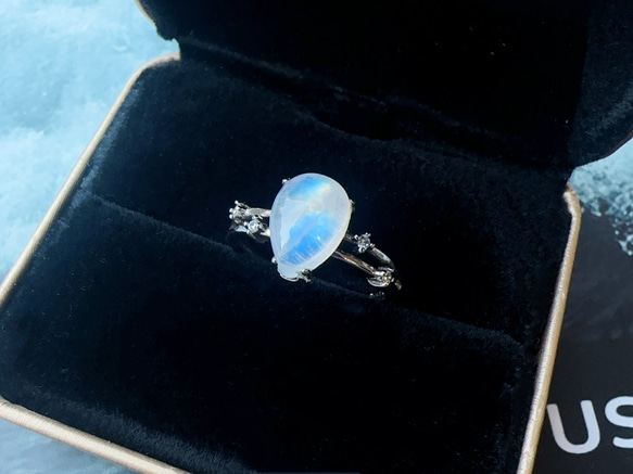 天然月光石 藍月光 純銀戒指 水滴 藍暈 質感時尚 6月生日石 第1張的照片