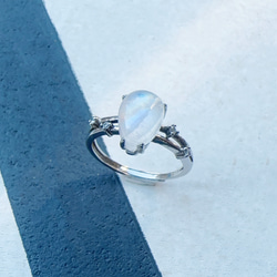 天然月光石 藍月光 純銀戒指 水滴 藍暈 質感時尚 6月生日石 第5張的照片
