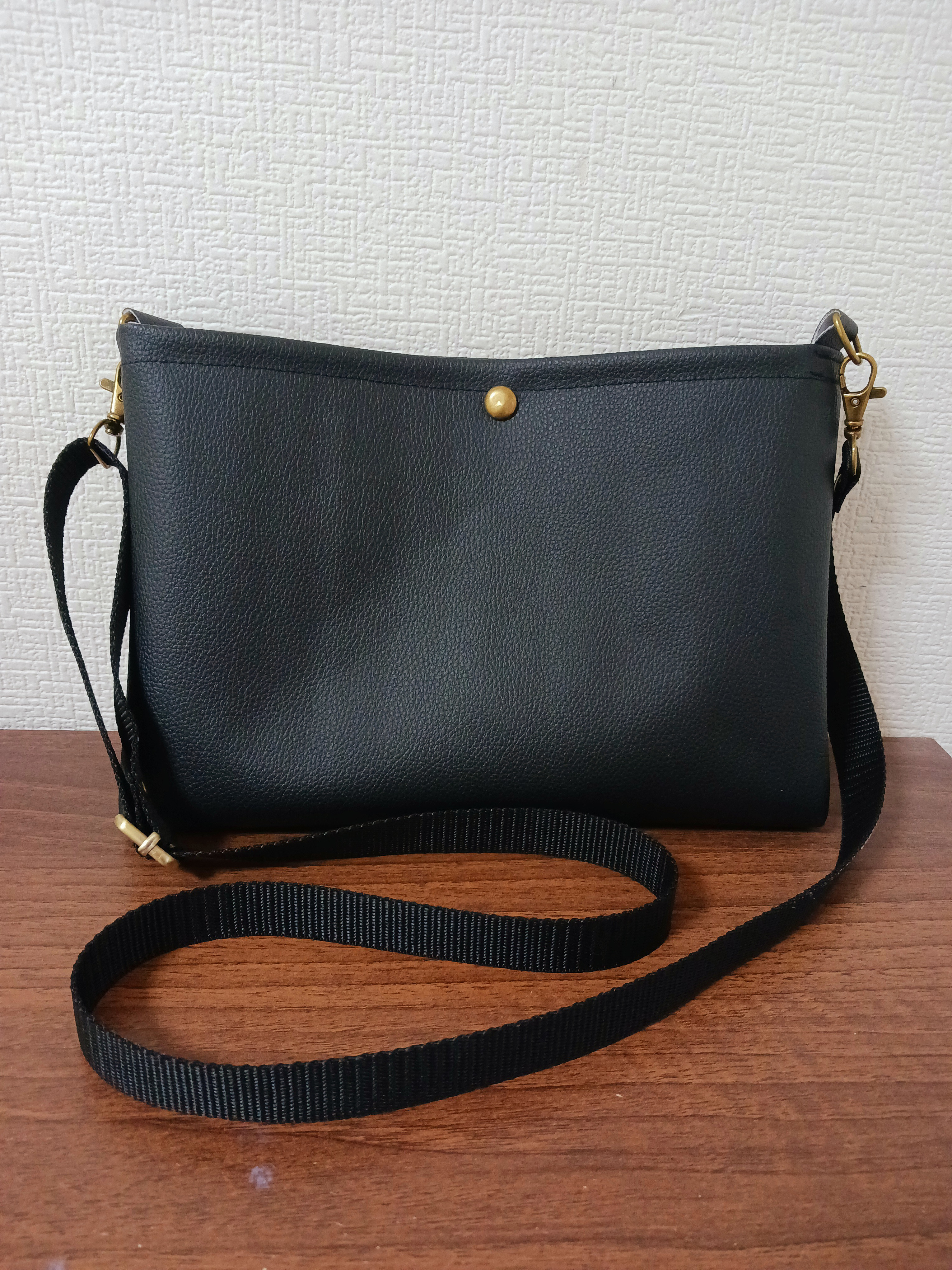 ★綺麗★ITUYO　イツヨ　ショルダーバッグ　ブラック　レザー　クロス　斜め掛け