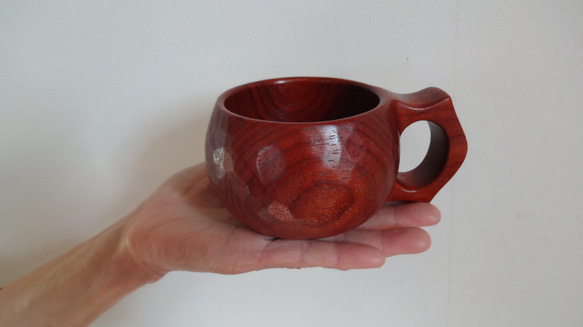 赤レンガ色の一木彫りコーヒーカップ 5枚目の画像