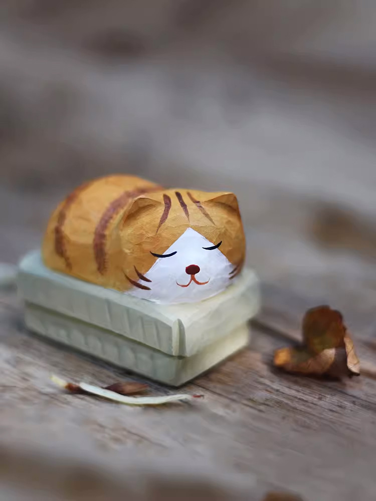 木彫の猫　手作り　箱から顔を出している猫　キューブ
