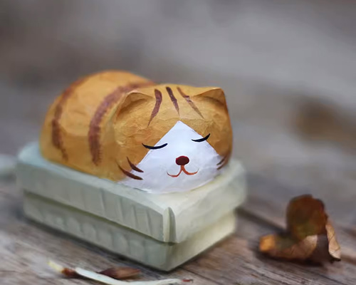 段ボール箱の上の猫、里親募集中、オレンジ色の猫、猫の手作り木彫り