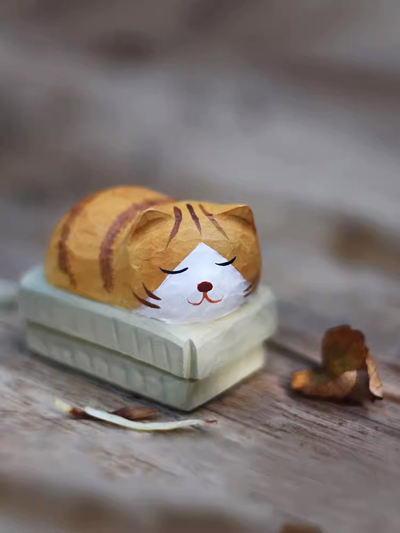 段ボール箱の上の猫、里親募集中、オレンジ色の猫、猫の手作り木彫り