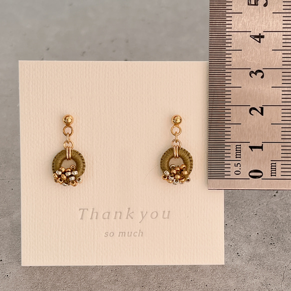 【色糸の粒々リトルリングピアスorイヤリング＊グレー】サージカルステンレスピアス/ガラスビーズ 6枚目の画像