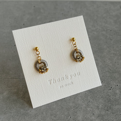 【色糸の粒々リトルリングピアスorイヤリング＊グレー】サージカルステンレスピアス/ガラスビーズ 2枚目の画像