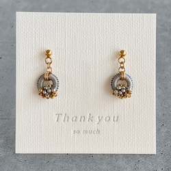 【色糸の粒々リトルリングピアスorイヤリング＊グレー】サージカルステンレスピアス/ガラスビーズ 1枚目の画像