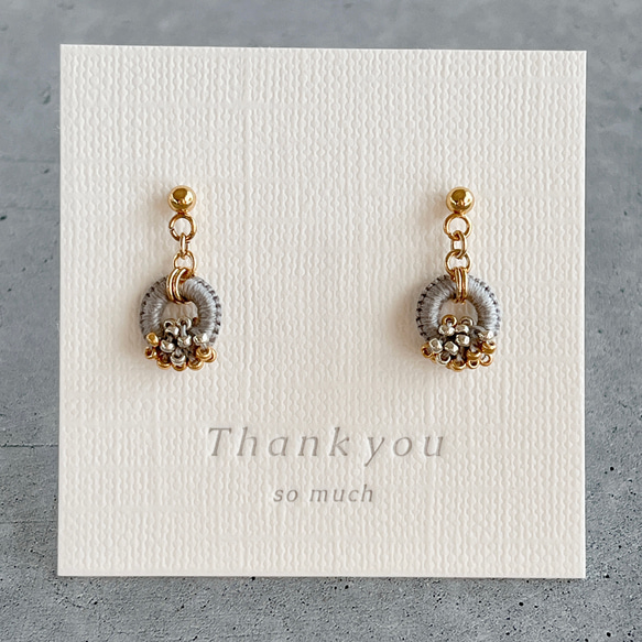 【色糸の粒々リトルリングピアスorイヤリング＊グレー】サージカルステンレスピアス/ガラスビーズ 1枚目の画像