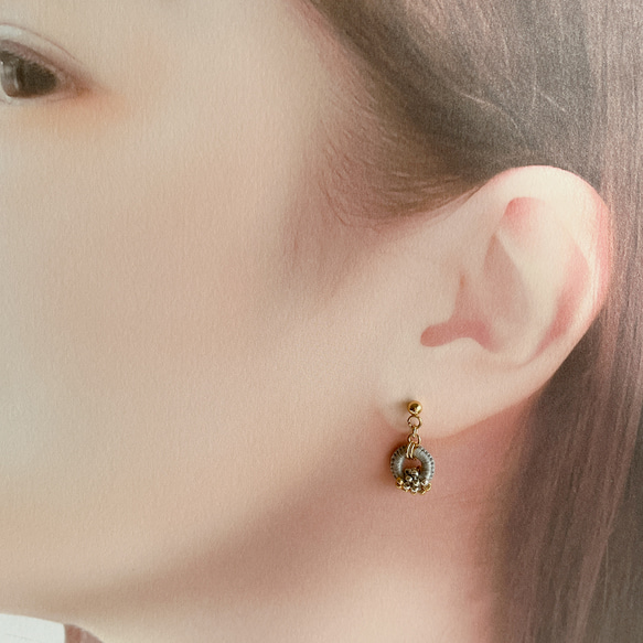 【色糸の粒々リトルリングピアスorイヤリング＊グレー】サージカルステンレスピアス/ガラスビーズ 7枚目の画像