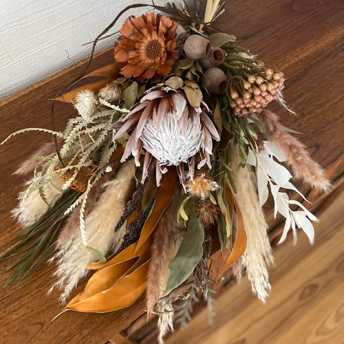 キングプロテアのドライフラワースワッグ ウェディングブーケ
