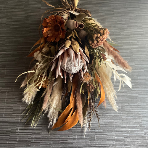 キングプロテアのドライフラワースワッグ ウェディングブーケ