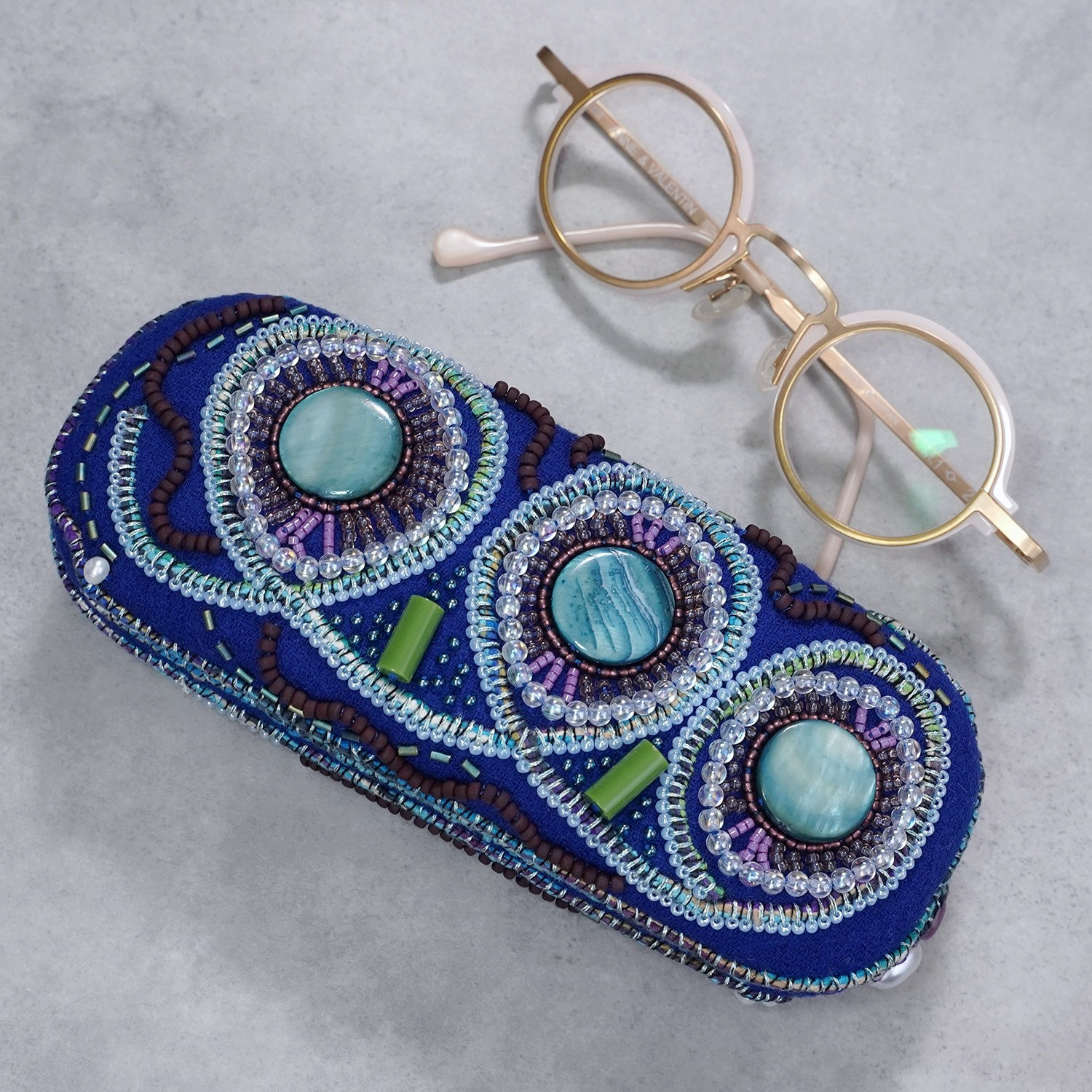 ビーズ刺繍の眼鏡ケース｜ハードタイプ｜両面刺繍｜ブルー×ウールガーゼ｜母の日・敬老の日｜送料無料