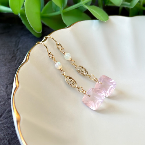 14kgfローズクォーツとエチオピア産オパールのピアス／イヤリング