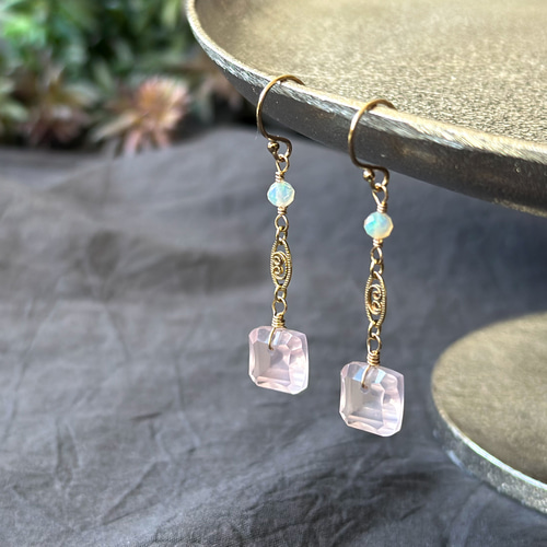 14kgfローズクォーツとエチオピア産オパールのピアス／イヤリング