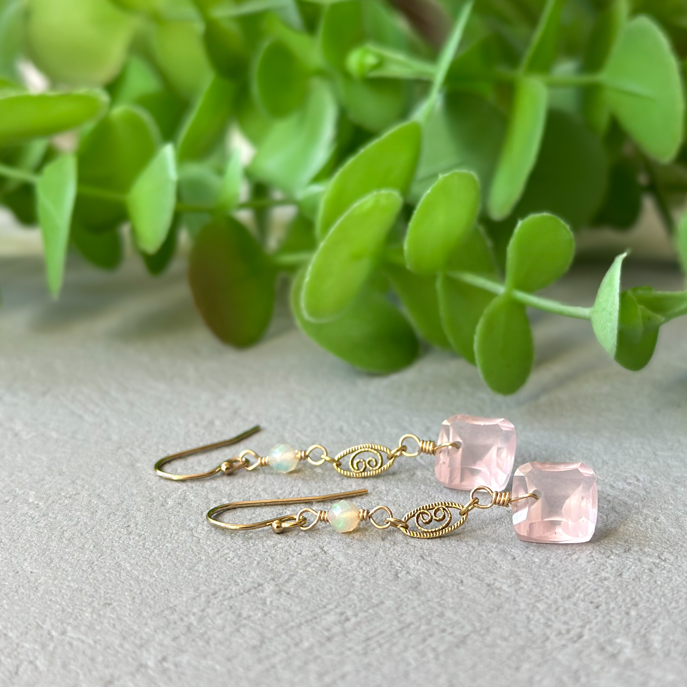 14kgfローズクォーツとエチオピア産オパールのピアス／イヤリング