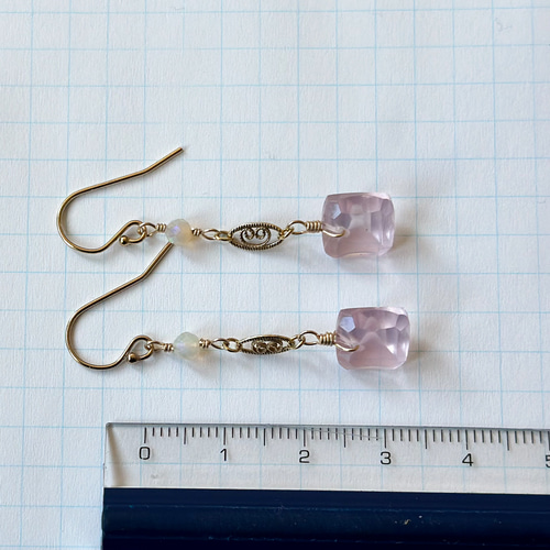 14kgfローズクォーツとエチオピア産オパールのピアス／イヤリング