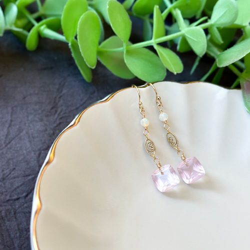 14kgfローズクォーツとエチオピア産オパールのピアス／イヤリング