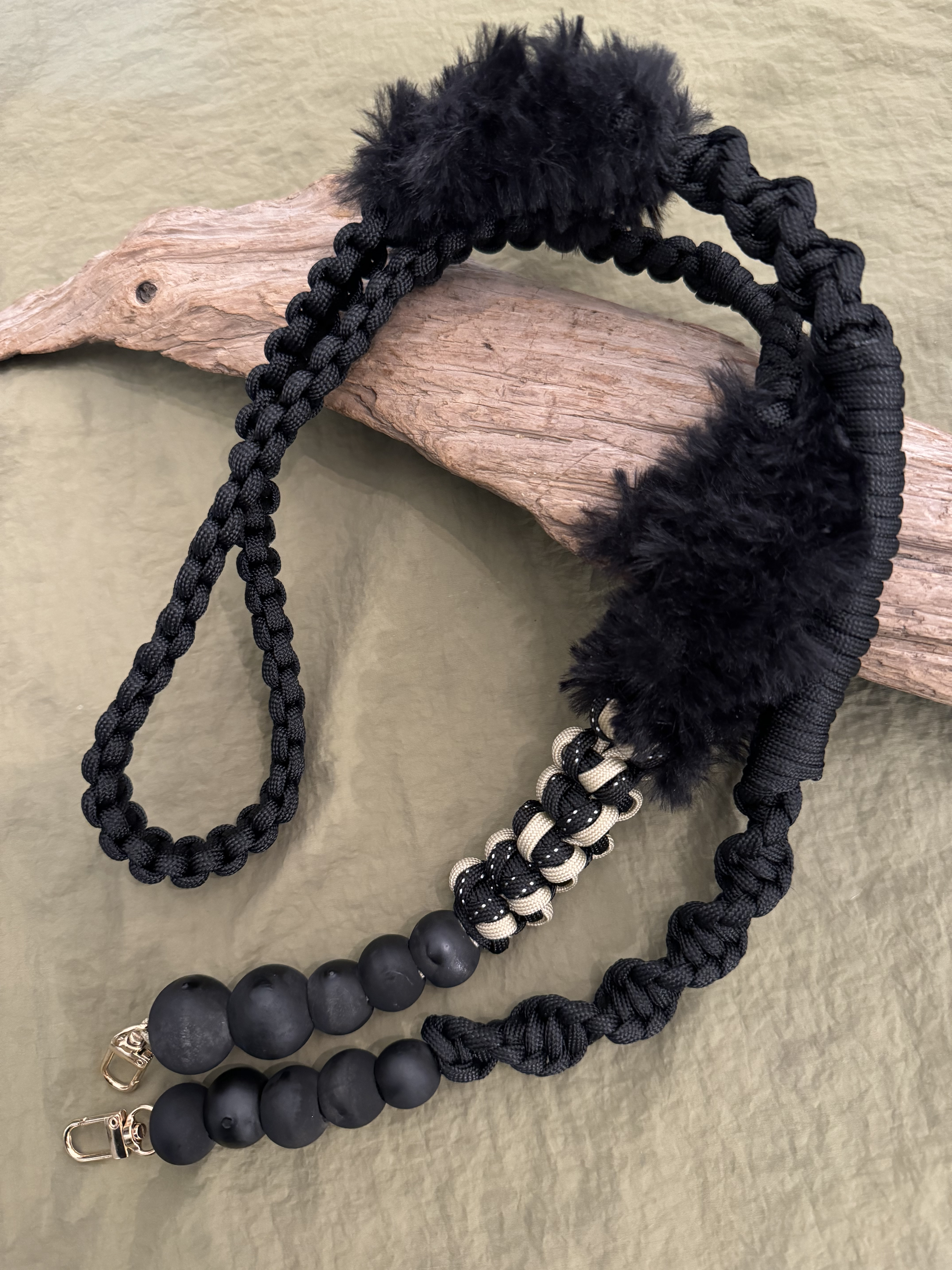 wood ballとパラコードのストラップ　winter all black far