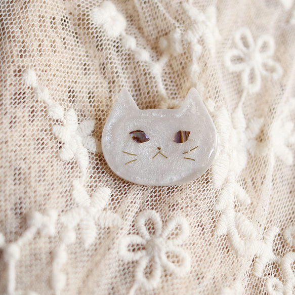 烏魯魯眼貓胸針（白）螺鈿風格/珍珠白/白貓 第8張的照片
