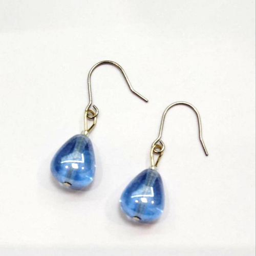 チェコガラスのピアス（サファイア/しずく型） ピアス（フック