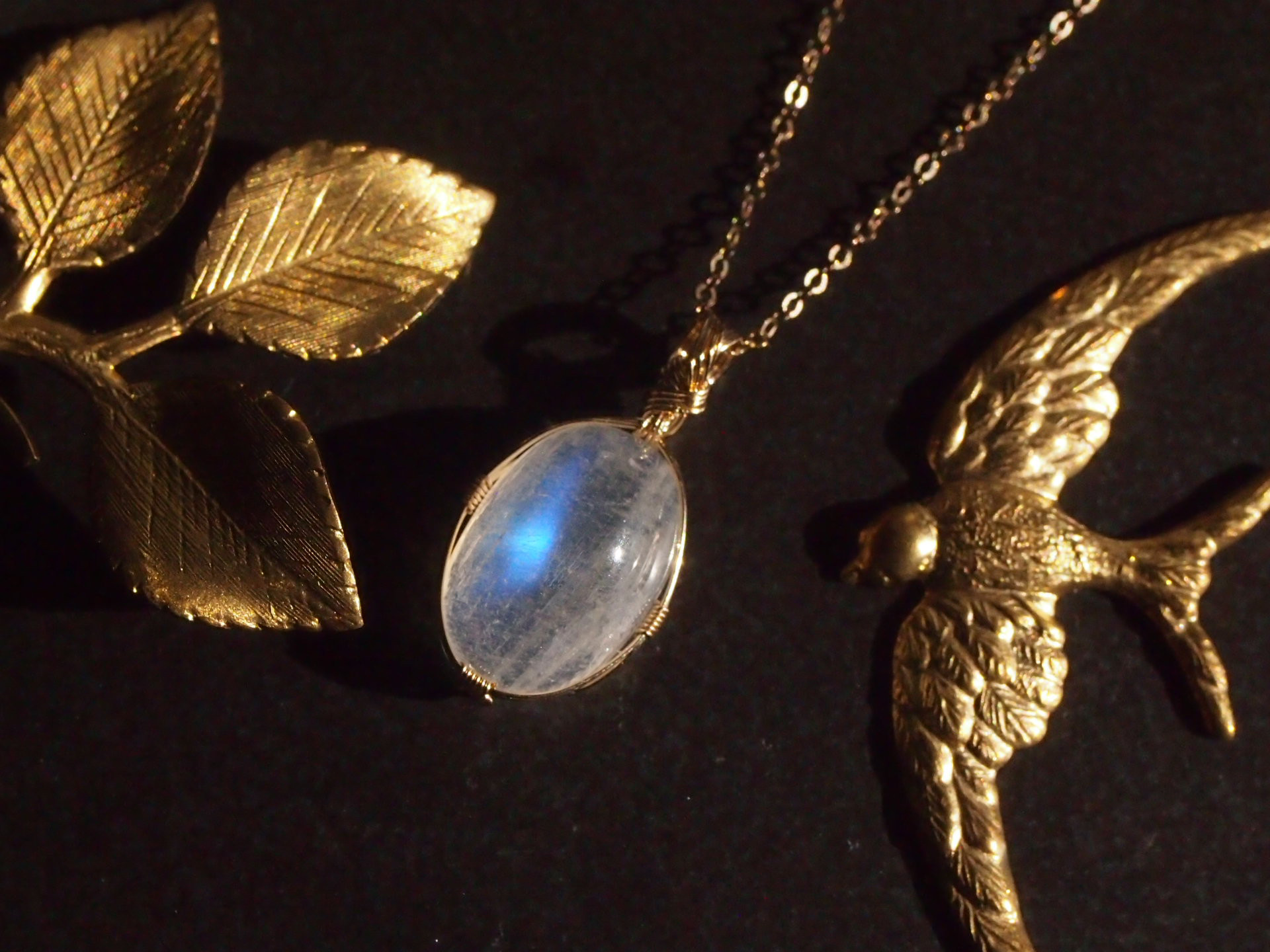 ロイヤルブルームーンストーンの女神巻き®ペンダントトップ