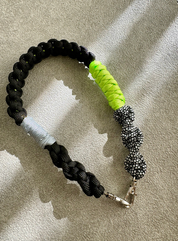 MINI パラコードのショートストラップ monotone×neon green ネック