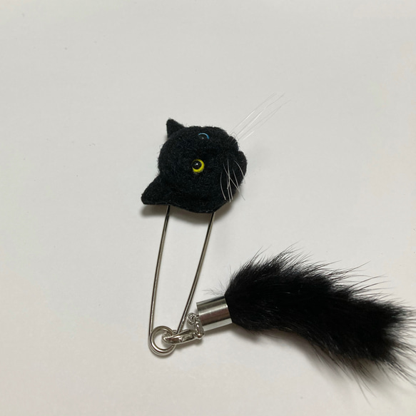 羊毛フェルト 猫ストールピン 黒猫 オッドアイ 3枚目の画像
