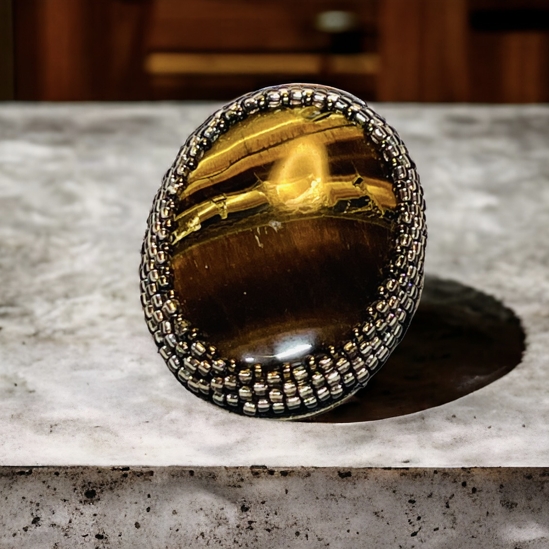 黄金の眼差し。タイガーアイとアンティークビーズのオーバル刺繍ブローチ（L）　l-bdzb046bro