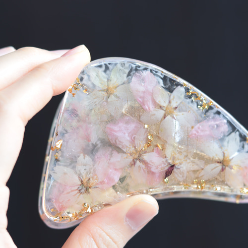 小花を閉じ込めて」桜吹雪とローズクォーツのバンスクリップ