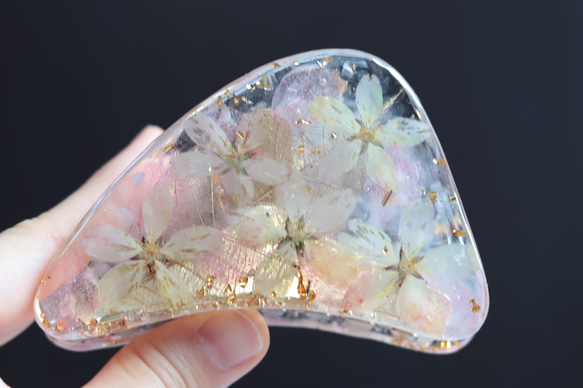 「小花を閉じ込めて」桜吹雪とローズクォーツのバンスクリップ(大きめサイズ)＊固まるハーバリウム＊贈り物ギフトにも◎ 14枚目の画像