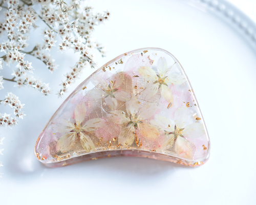 スエード×スワロフスキー　さくら色　　くすみカラー　お花のバナナクリップ 桜（さくら） ヘアクリップ・バナナクリップ の人気通販｜Creema