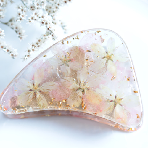 小花を閉じ込めて」桜吹雪とローズクォーツのバンスクリップ