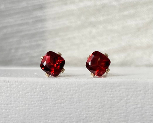 14kgf》モザンビークガーネット スクエアピアス / イヤリング ピアス