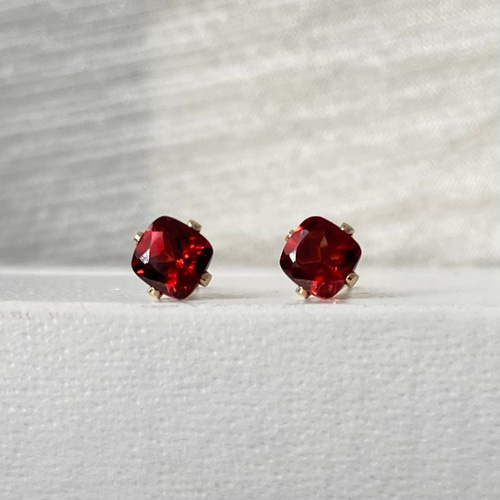 14kgf》モザンビークガーネット スクエアピアス / イヤリング ピアス